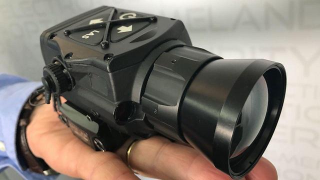 Весит прицел всего 400 граммов (צילום: יואב זיתון) Весит прицел всего 400 граммов