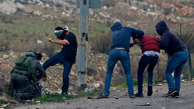 File photo: Undercover Israeli troops (צילום: AFP) File photo: Undercover Israeli troops