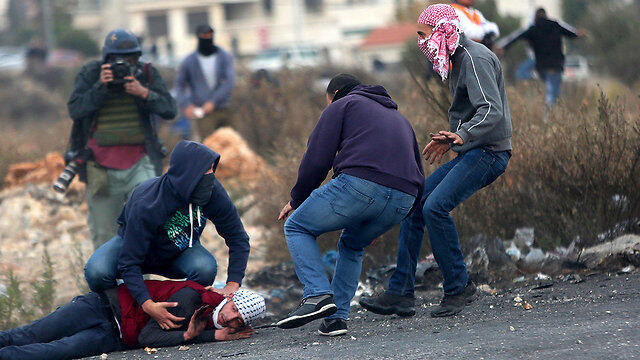 File photo: Undercover Israeli troops (צילום: EPA) File photo: Undercover Israeli troops