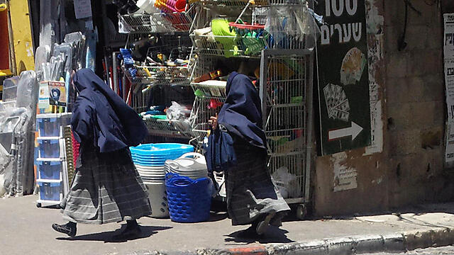 Женщины секты на улицах Иерусалима. Фото: Ицхак Теслер (צילום: יצחק טסלר) Женщины секты на улицах Иерусалима. Фото: Ицхак Теслер