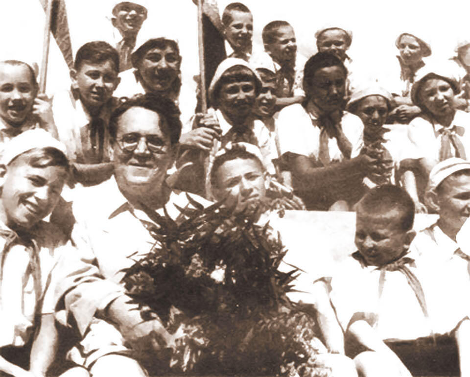 Самуил Маршак в пионерском лагере "Артек"