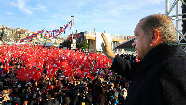 Эрдоган на митинге в Стамбуле. Фото: АР