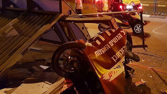 Автобусная остановка, в которую врезался мотоциклист. Фото: МАДА (צילום: מד"א) Автобусная остановка, в которую врезался мотоциклист. Фото: МАДА