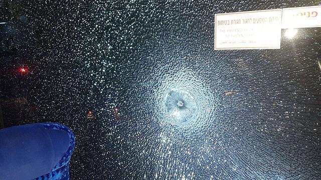 Автобус после обстрела. Фото: TPS (צילום: TPS) Автобус после обстрела. Фото: TPS