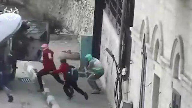 ЦАХАЛ задержал арабов, бросавших бутылки с зажигательной смесью. Фото: пресс-служба полиции (צילום: דוברות המשטרה) ЦАХАЛ задержал арабов, бросавших бутылки с зажигательной смесью. Фото: пресс-служба полиции