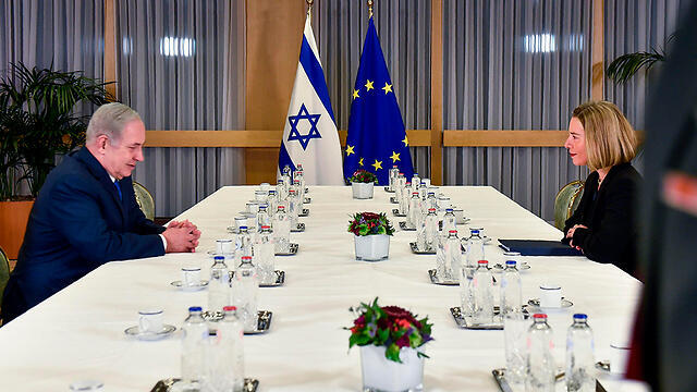 PM Netanyahu (L) and EU chief diplomat Mogherini