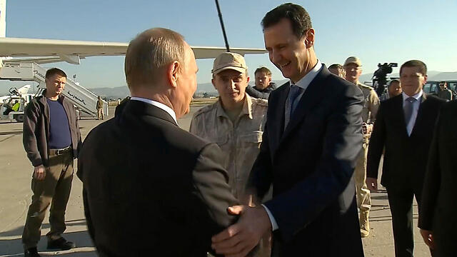 Президент РФ Владимир Путин и президент Сирии Башар Асад на авиабазе "Хмеймим", Сирия. Фото: AP