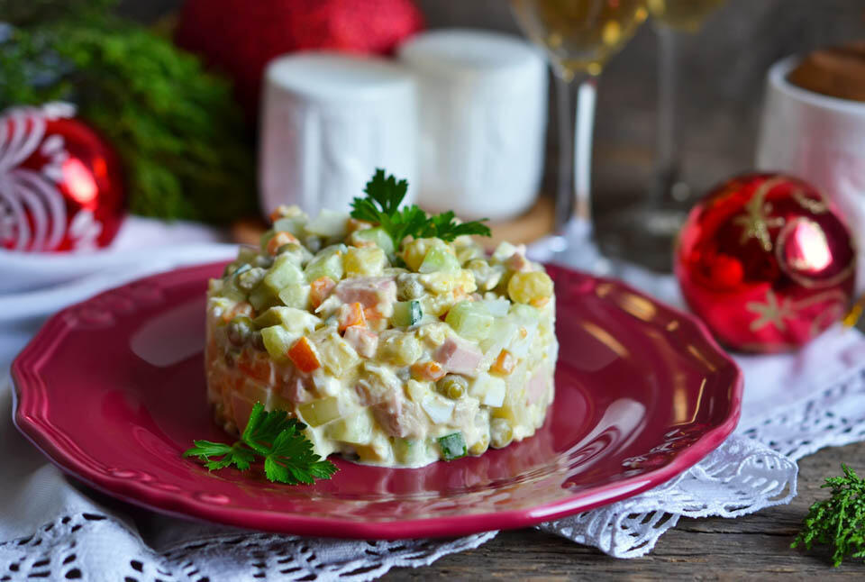 Башенка из оливье. Фото: Shutterstock.com