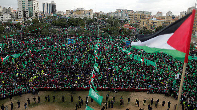 Thousands at Hamas's 30th anniversary rally (צילום: רויטרס) Thousands at Hamas's 30th anniversary rally