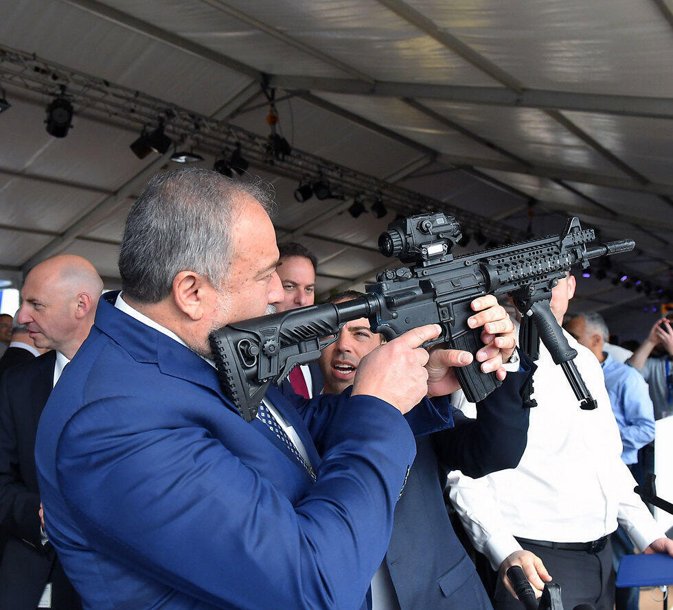 Defense Minister Lieberman at the ELSEC plant (צילום: אריאל חרמוני / משרד הביטחון) Defense Minister Lieberman at the ELSEC plant