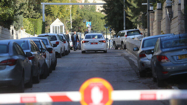 У резиденции премьера на улице Бальфур. Фото: Алекс Коломойский
