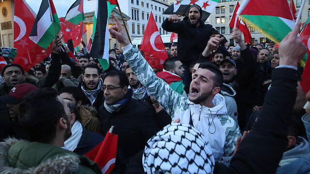 Turkish and Palestinian flags in a Berlin protest