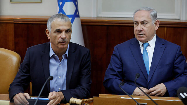 Finance Minister Kahlon (L), PM Netanyahu and the rest of the cabinet will discuss the 2019 budget Thursday