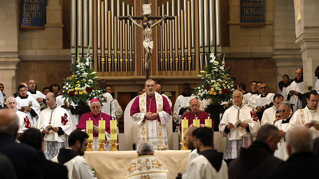Pizzaballa (C) gives sermon at the Church of the Nativity (צילום: EPA) Pizzaballa (C) gives sermon at the Church of the Nativity