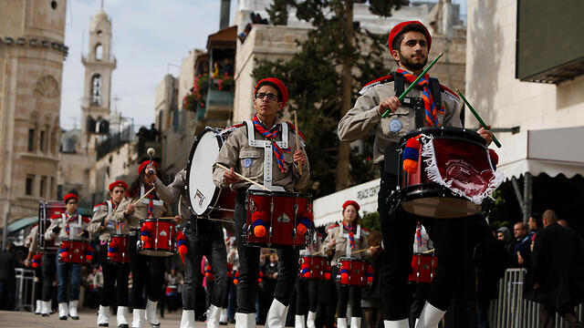 Band marches through the city (צילום: AP) Band marches through the city