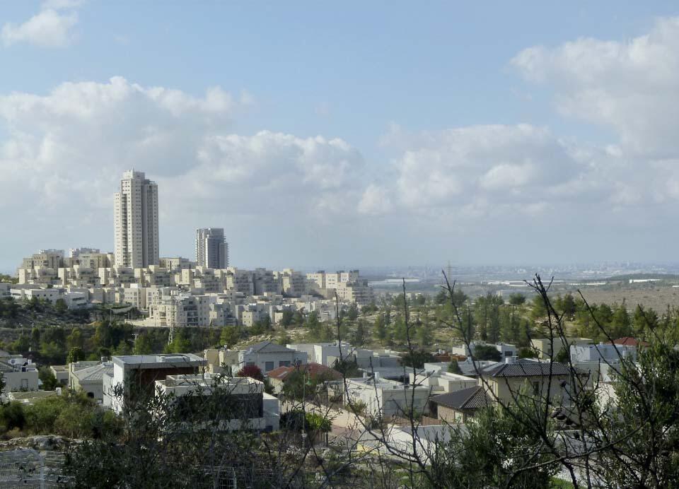 Мошав Шилат на фоне нового Модиина