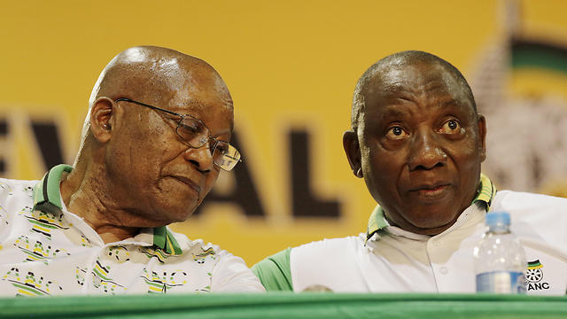 Jacob Zuma (L) Cyril Ramaphosa