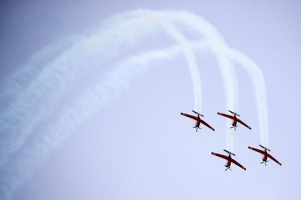 Фигуры высшего пилотажа на учебных самолетах Efroni T-6 Texan II. Фото: AFP (צילום: AFP) Фигуры высшего пилотажа на учебных самолетах Efroni T-6 Texan II. Фото: AFP