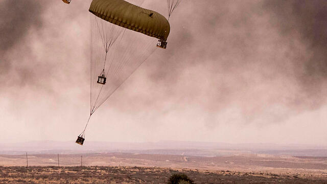 Выброска грузов. Фото: AFP (צילום: AFP) Выброска грузов. Фото: AFP