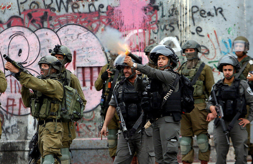 Israeli security forces operating in Qalandiya (צילום: רויטרס) Israeli security forces operating in Qalandiya
