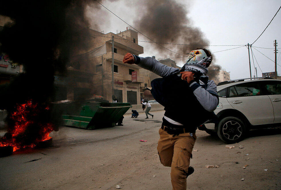 Palestinian rioting in Qalandiya in wake of Trump's Jerusalem declaration (צילום: AFP) Palestinian rioting in Qalandiya in wake of Trump's Jerusalem declaration