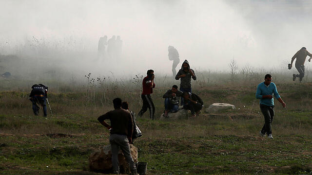 An amputee Palestinian protester was killed during clashes with the IDF near the border fence (צילום: רויטרס) An amputee Palestinian protester was killed during clashes with the IDF near the border fence
