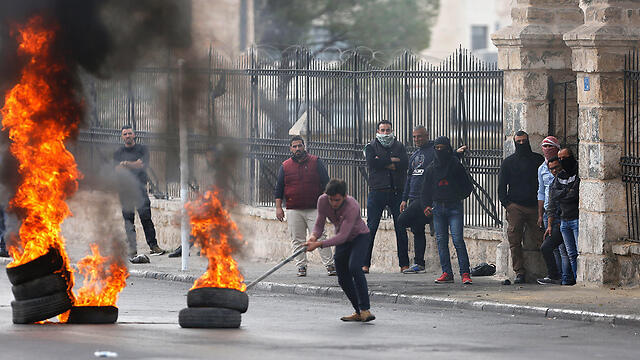 Palestinian riots after Friday afternoon prayers