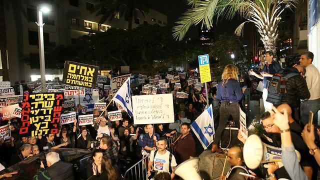 Демонстрация на бульваре Ротшильда. Фото: Моти Кимхи (צילום: מוטי קמחי) Демонстрация на бульваре Ротшильда. Фото: Моти Кимхи