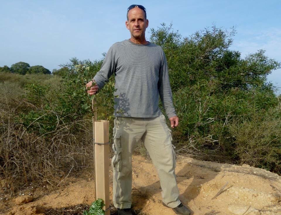 Офер Биндель у посаженного им дерева