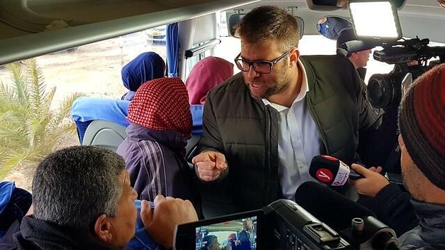Hazan in heated argument with family member of security prisoner (Photo: Oren Hazan's twitter account) Hazan in heated argument with family member of security prisoner