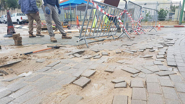 Последствия затопления в Ашкелоне. Фото: Барэль Эфраим (צילום: בראל אפרים ) Последствия затопления в Ашкелоне. Фото: Барэль Эфраим