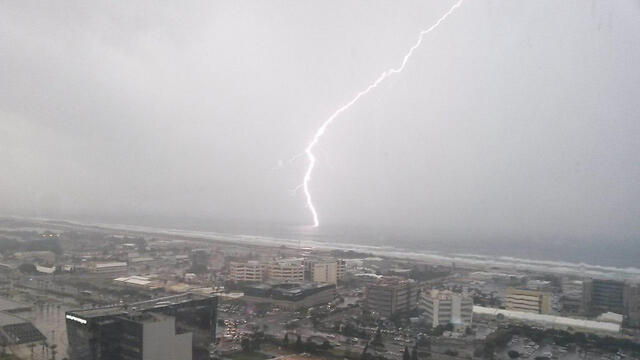 Гроза в Хайфе. Фото: Энгерт Кафри (צילום: רז אנגרט כפרי ) Гроза в Хайфе. Фото: Энгерт Кафри