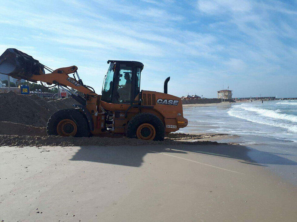 Возведение защиты на побережье Тель-Авива. Фото: пресс-служба мэрии (צילום: עיריית תל אביב) Возведение защиты на побережье Тель-Авива. Фото: пресс-служба мэрии
