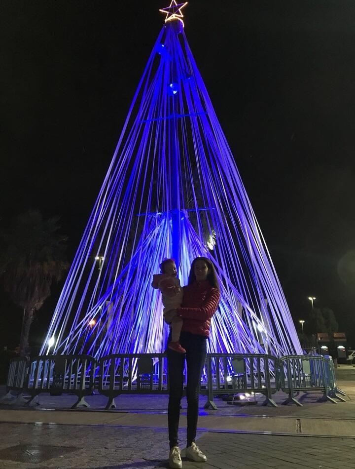Саша и Лея у "елки" в Тель-Авиве