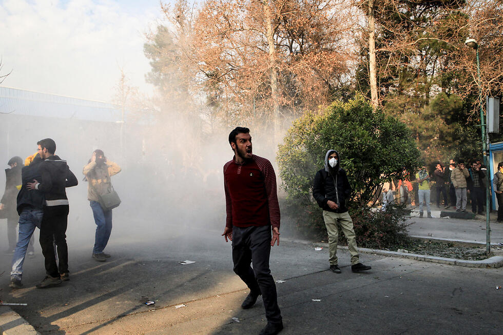 Protestors are completely undermining the entire Iranian political discourse (צילום: AP) Protestors are completely undermining the entire Iranian political discourse
