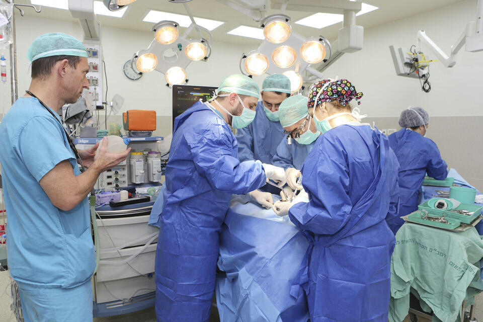 Во время операции. Фото: Петр Флитер (пресс-служба "Рамбам")