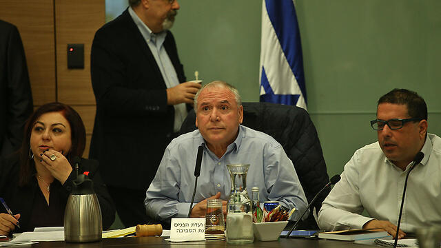 Coalition Chairman David Amsalem (C) at the Knesset's Internal Affairs and Environment Committee on a meeting discussing the bill (צילום: אוהד צויגנברג) Coalition Chairman David Amsalem (C) at the Knesset's Internal Affairs and Environment Committee on a meeting discussing the bill