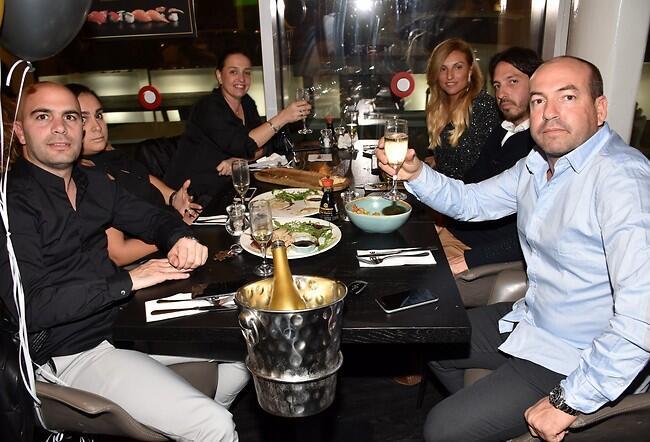 Эяль Беркович со спутниками. Фото: Чино (Фото: Чино) Эяль Беркович со спутниками. Фото: Чино