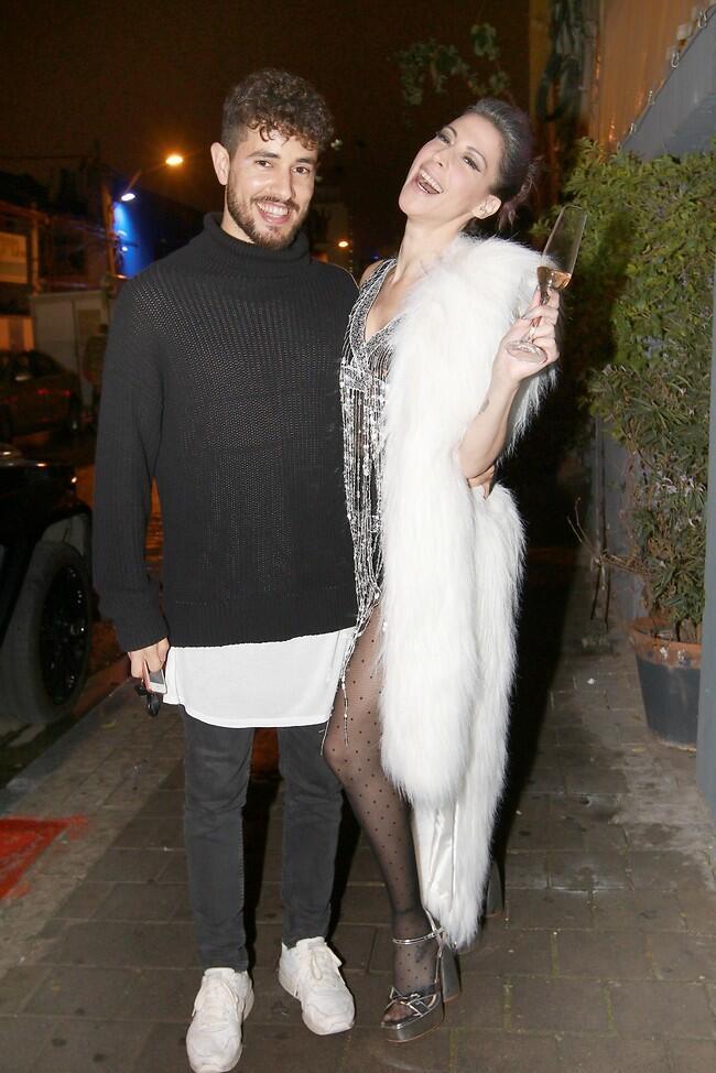 Михаль Шапиро со спутником. Фото: Анат Мосберг (Фото: Анат Мосберг) Михаль Шапиро со спутником. Фото: Анат Мосберг