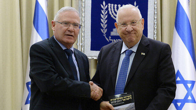 INSS Executive Director Yadlin (L) with President Rivlin (צילום: מארק ניימן/לע"מ) INSS Executive Director Yadlin (L) with President Rivlin