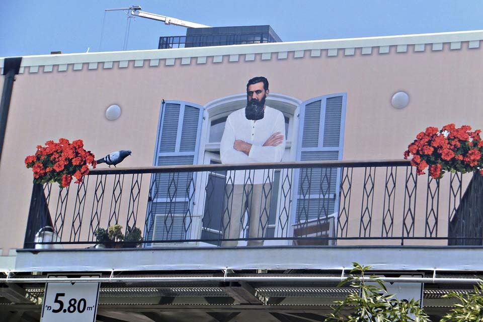 Изображение на мосту на улице Герцль в Тель-Авиве (Фото: Леон Левитас) Изображение на мосту на улице Герцль в Тель-Авиве