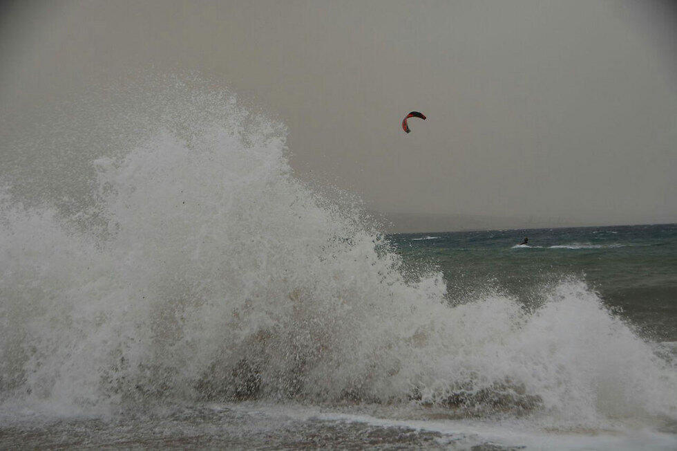 Штормовое море в Эйлате. Фото: Меир Охайон (צילום: מאיר אוחיון) Штормовое море в Эйлате. Фото: Меир Охайон