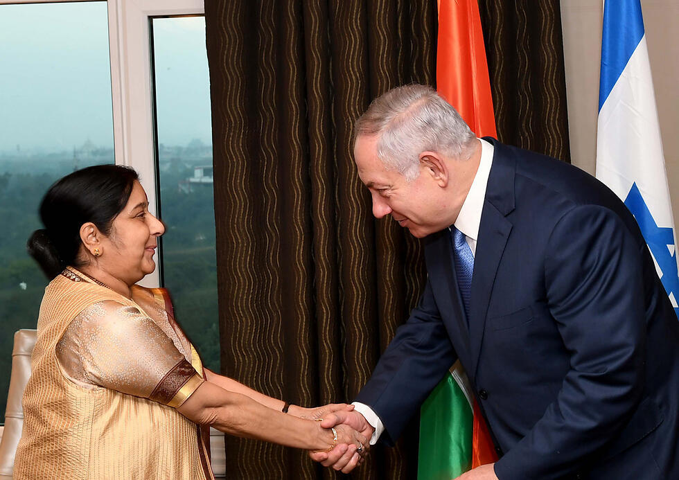 PM Netanyahu (R) met Indian Minister of External Affairs Swaraj (צילום: אבי אוחיון/לע"מ) PM Netanyahu (R) met Indian Minister of External Affairs Swaraj