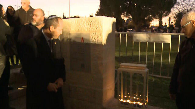 Jerusalem Mayor Barkat unveils the memorial for the victims (צילום: עפר מאיר) Jerusalem Mayor Barkat unveils the memorial for the victims