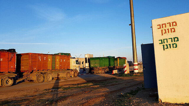 Trucks at the Kerem Shalom crossing