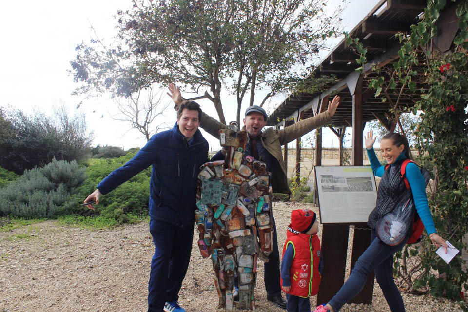 Юлия Чепелева с мужем и ребенком в парке имени Ариэля Шарона