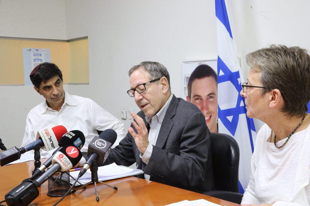Prof. Irwin Cotler (center) 