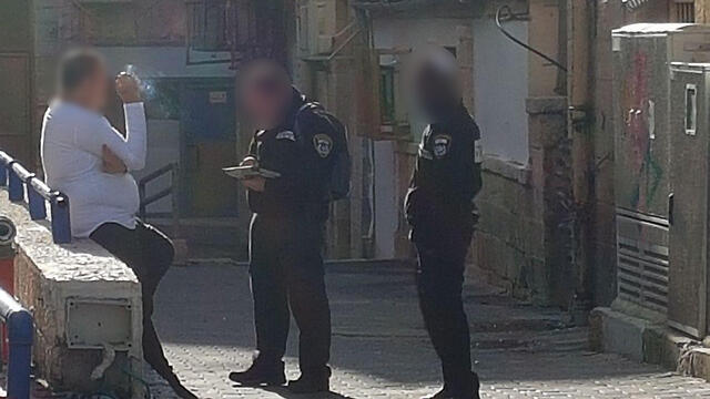 Один из обманутых таксистов дает показания следователямnullnull Один из обманутых таксистов дает показания следователям