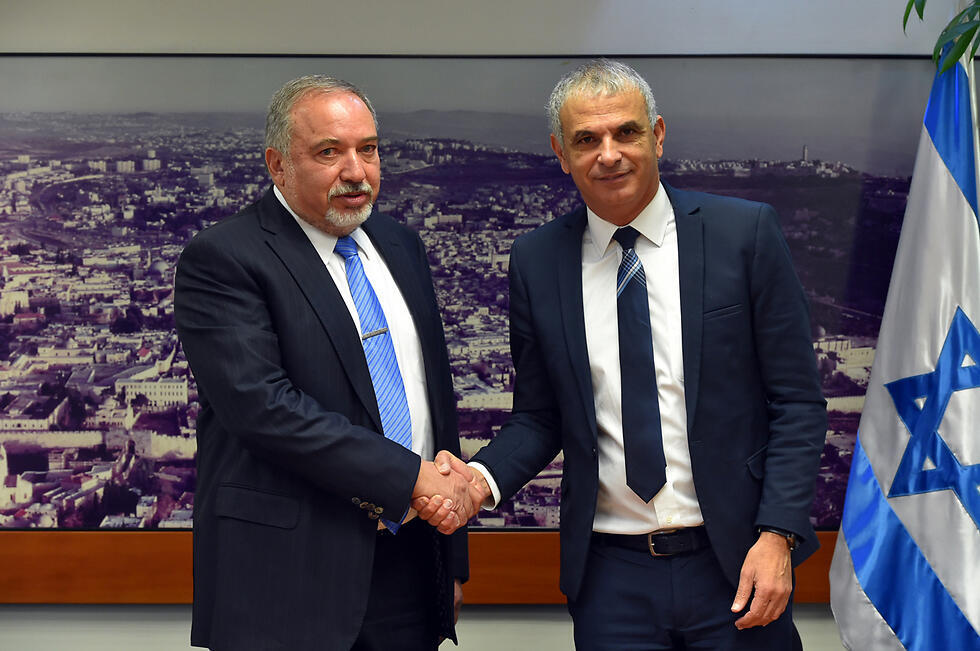 Defense Minister Lieberman (L) reached an agreement with Finance Minister Kahlon to create team to examine increasing the defense budget