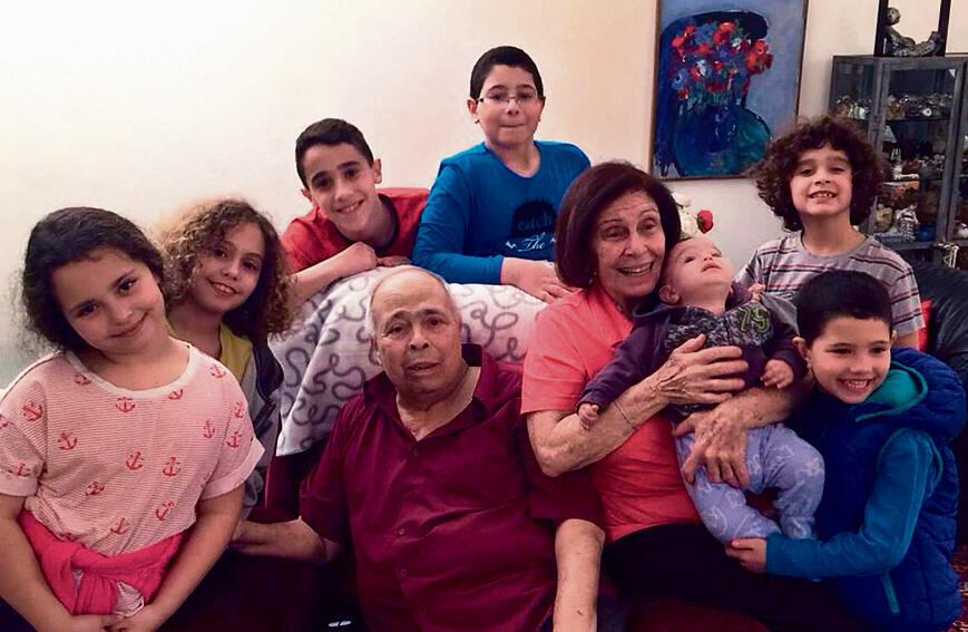 Moshe Vardi (center) surrounded by his father Herzl's great-grandchildren, who participated in the ceremony